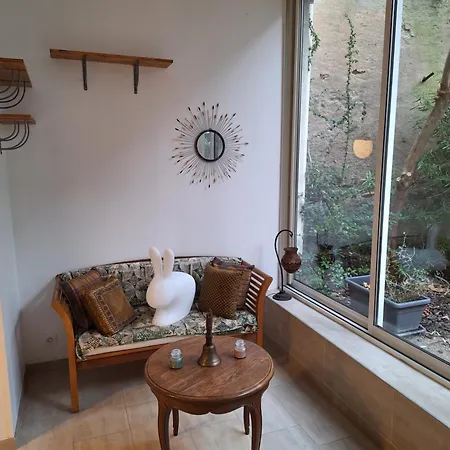 Le Lapin Dans La Cour * Tain-lʼHermitage